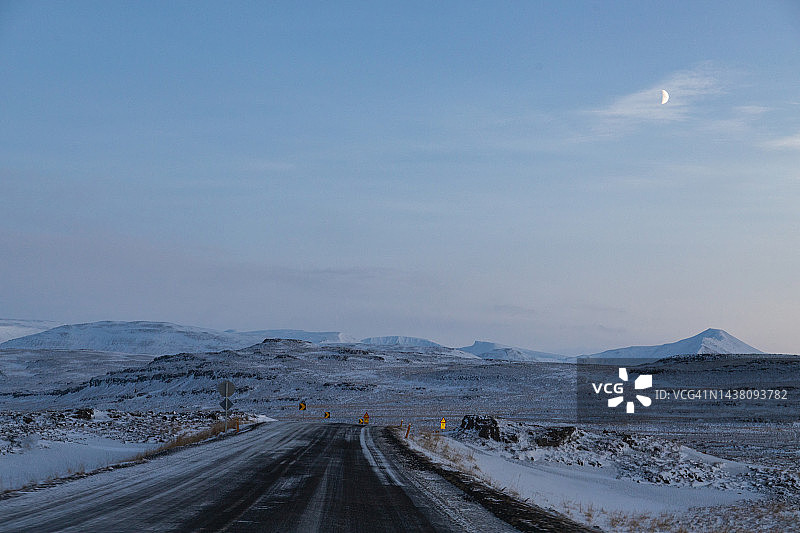 冰岛的雪地道路图片素材