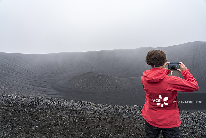 女性拍摄惠尔火山图片素材
