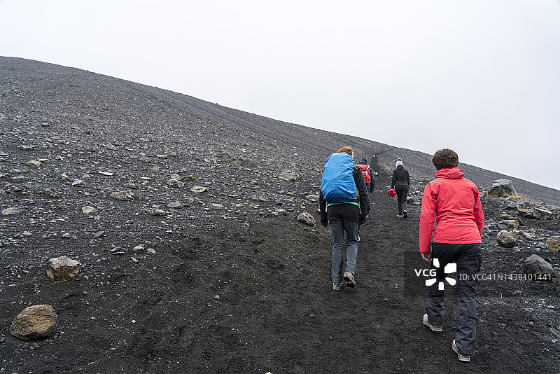 游客攀登Hverfjall火山图片素材
