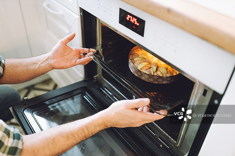 在家烘焙节日美食：周年纪念蛋糕或馅饼图片素材