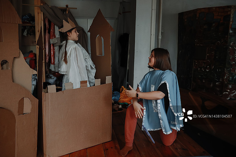 纸板皇冠公主和在纸板城堡里玩的火枪手。戏剧表演。青少年教育剧院。图片素材