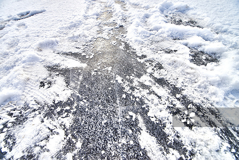 覆盖着雪的湖面冰层图片素材