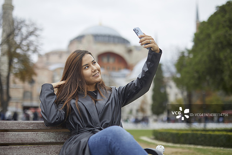 女游客在圣索菲亚大教堂自拍图片素材