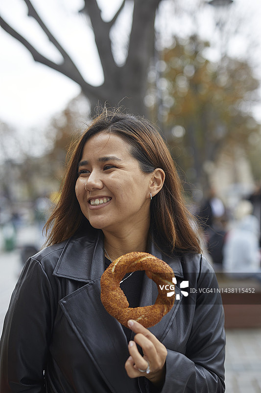 在伊斯坦布尔苏丹艾哈迈德区享用西米特的快乐游客图片素材