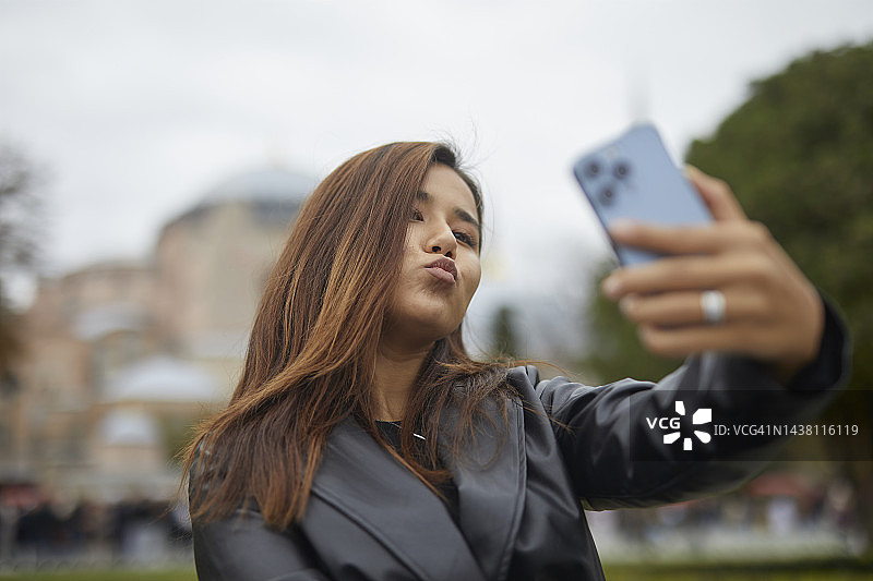 与圣索菲亚大教堂自拍的迷人游客女孩图片素材