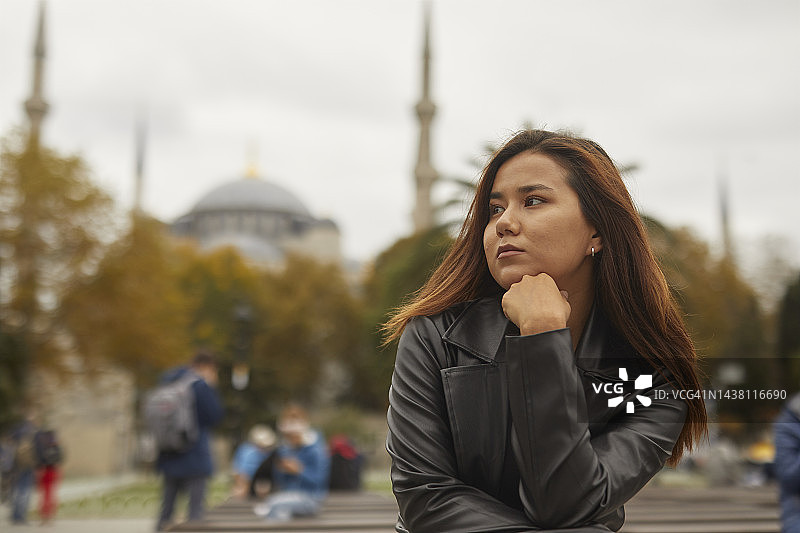 以蓝色清真寺为背景的哈萨克斯坦女游客特写图片素材