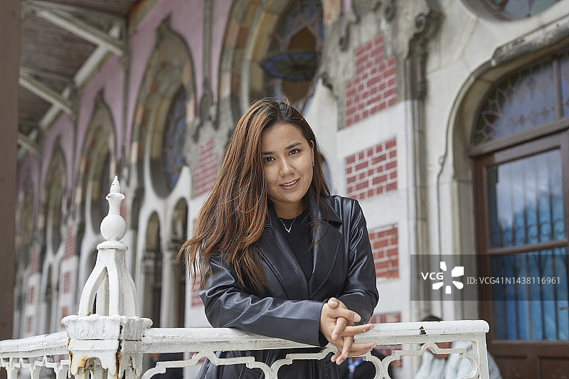 在历史悠久的锡尔凯火车站摆姿势的亚洲女游客图片素材