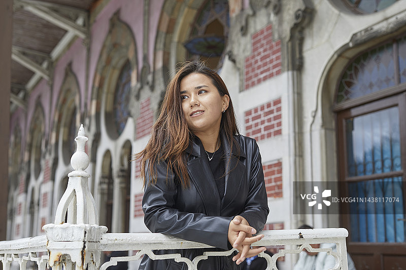 在锡尔凯吉火车站的哈萨克女游客图片素材