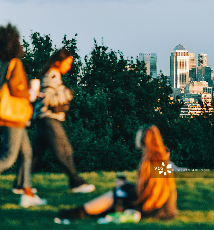 伦敦公园景观与城市天际线图片素材