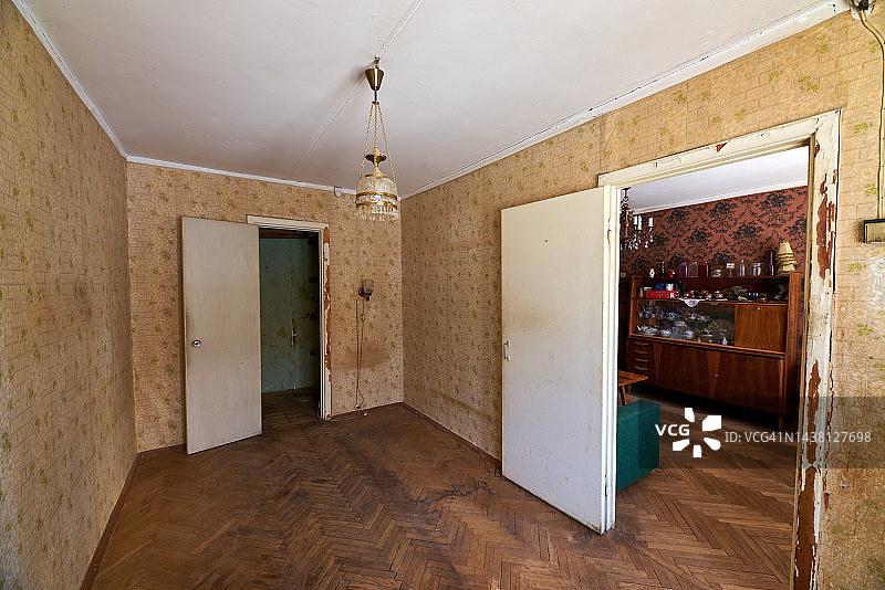 苏联时代公寓中一间废弃旧房间的内部图片素材