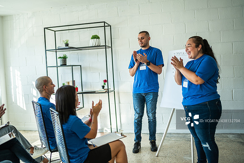 志愿者在社区中心做演讲和庆祝图片素材