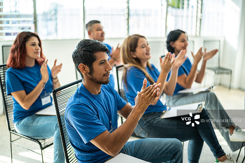 社区中心志愿者演讲时人们鼓掌图片素材