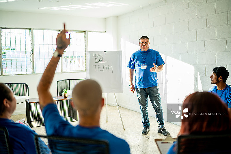 在社区中心会议期间发表演讲的志愿者图片素材