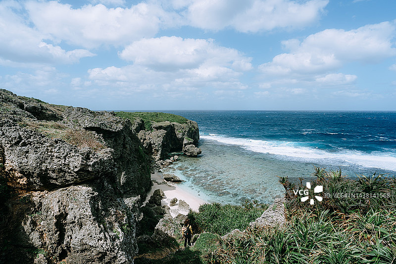 看着中国冲绳县与那国岛的偏远海滩的女人图片素材