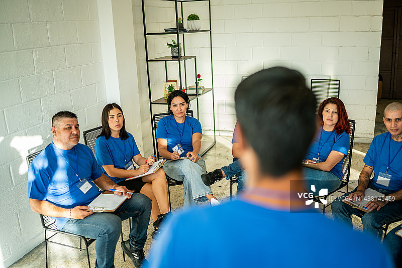 志愿者在社区中心做报告图片素材