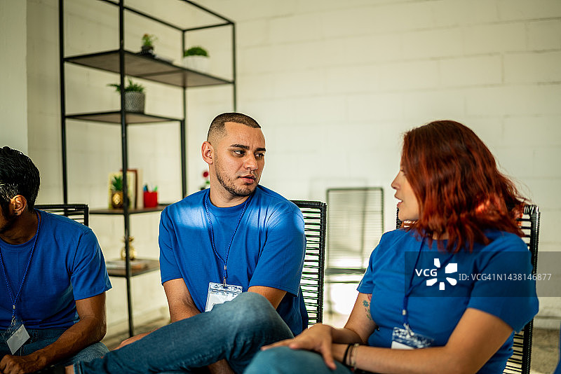 志愿者在社区中心开会时交谈图片素材