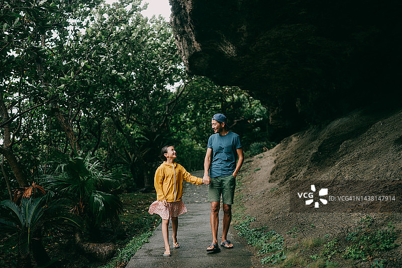 快乐的父亲和女儿在森林公园散步图片素材