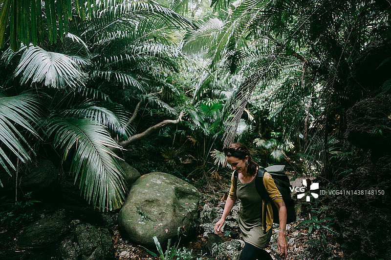 在丛林中徒步的女人图片素材