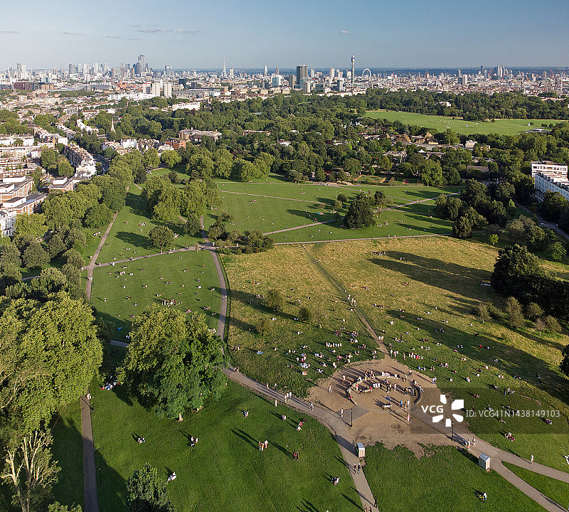 从高角度看伦敦的樱草花山图片素材