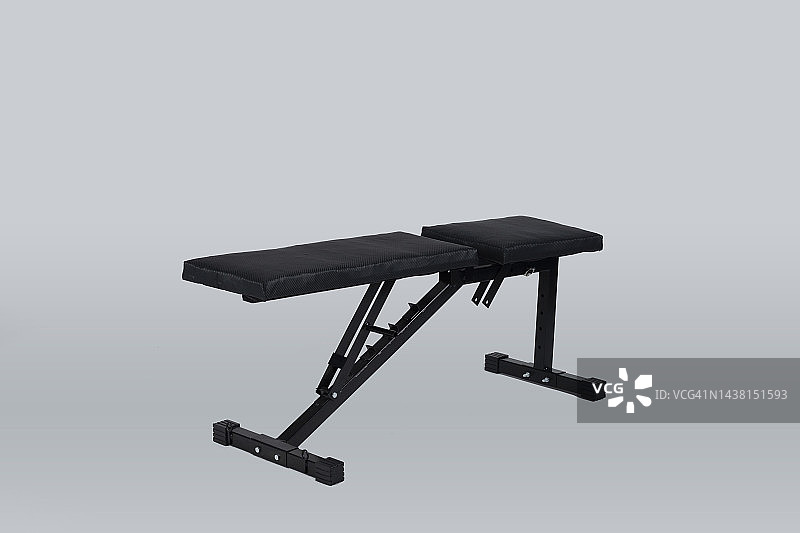 白色背景上的健身房卧推凳图片素材