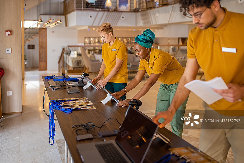商务会议前在酒店大堂使用平板电脑的酒店员工图片素材