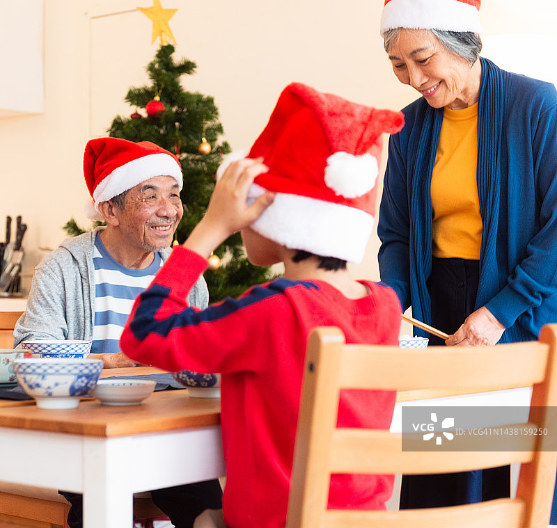 和祖父母一起庆祝圣诞节图片素材