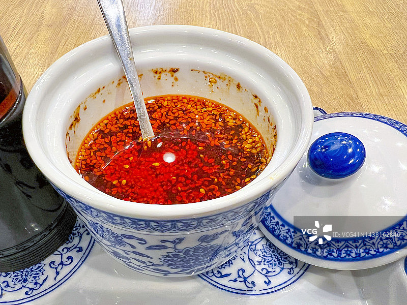 餐桌上供应的辣椒油图片素材
