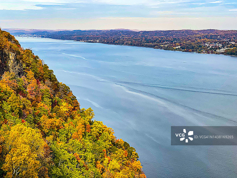 纽约州帕利塞兹和哈德逊河的秋色图片素材