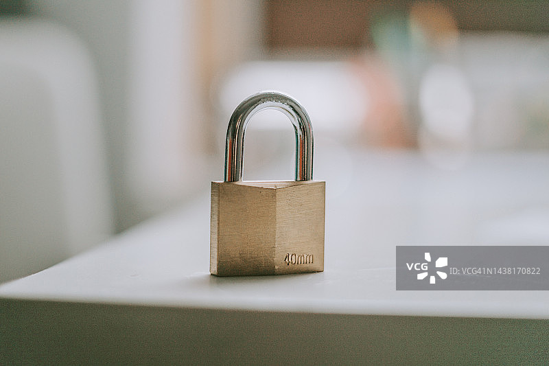 白色桌子上的挂锁图片素材