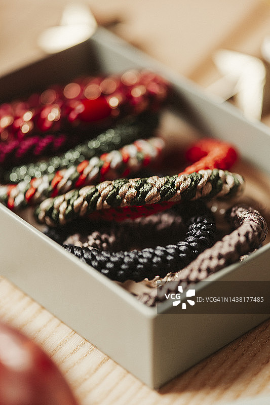 俯视拍摄的圣诞节礼物静物背景图片素材