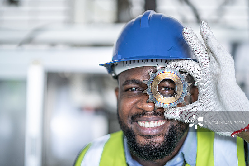 正在观察齿轮的非裔美国技术员图片素材