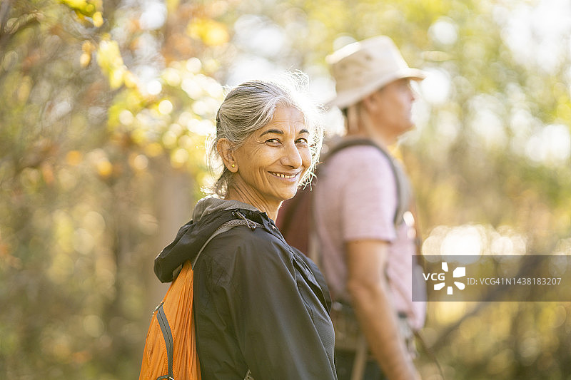 享受户外的年长夫妇图片素材