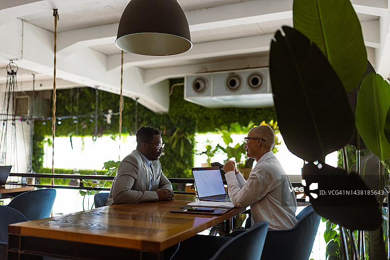 年轻黑人男子面试图片素材