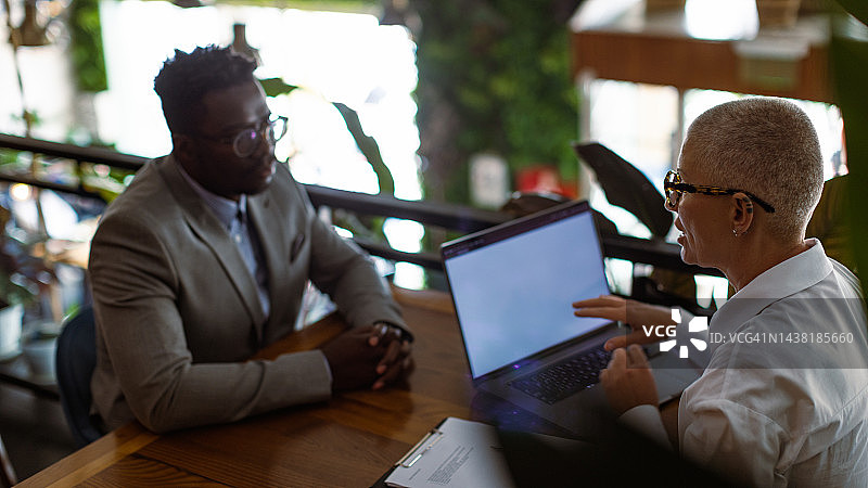 年轻黑人男子面试图片素材
