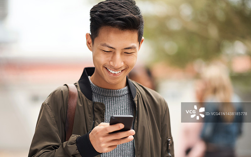 亚洲校园：使用手机的日本学生图片素材