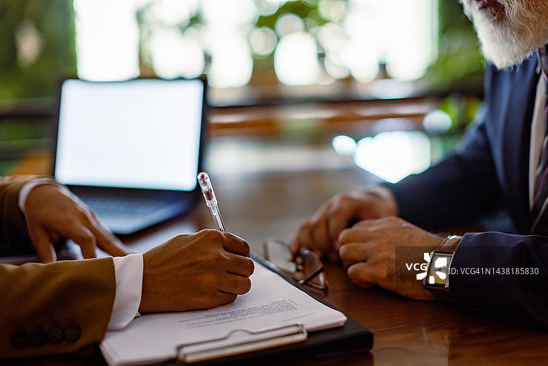 年长商人参加工作面试图片素材