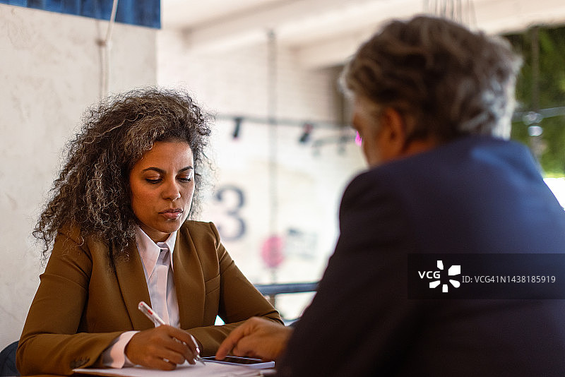 年长商人参加工作面试图片素材