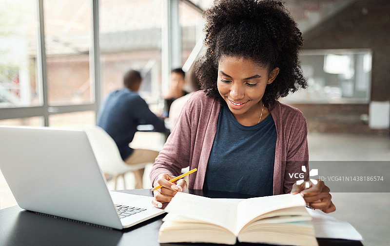 在大学校园里学习的黑人女学生图片素材