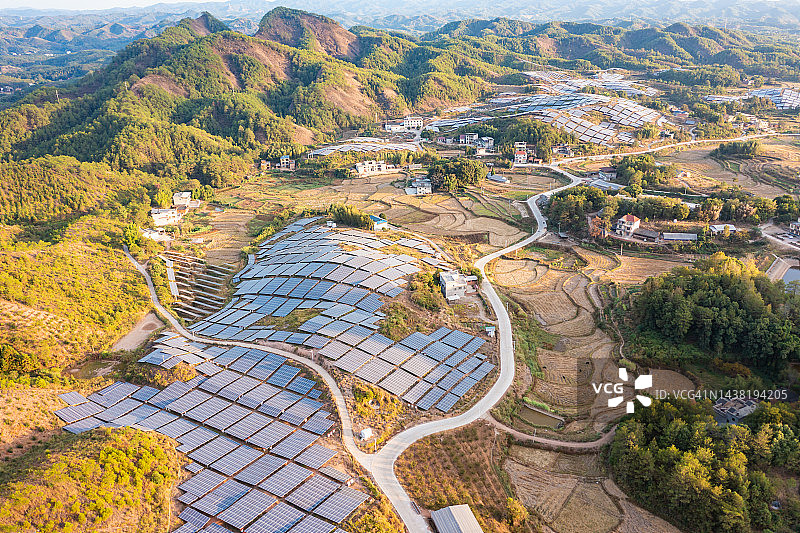 山顶大型太阳能光伏电站的航拍图片素材