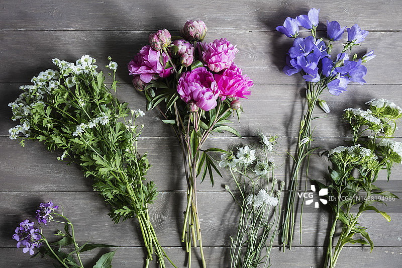 木质表面上的时令鲜花花束图片素材