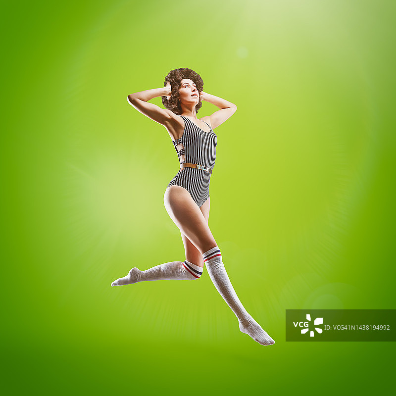 有魅力的年轻女子漂浮在空中的全身照图片素材