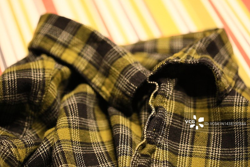 衣架上的棋盘格衬衫图片素材