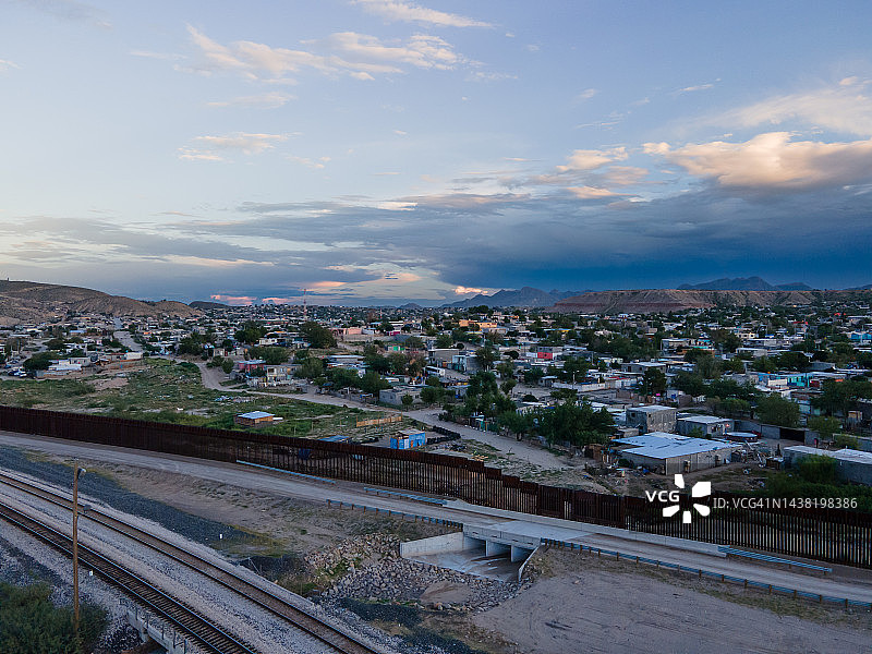 德克萨斯州埃尔帕索与奇瓦瓦州华雷斯之间的边境墙无人机夜景图片素材