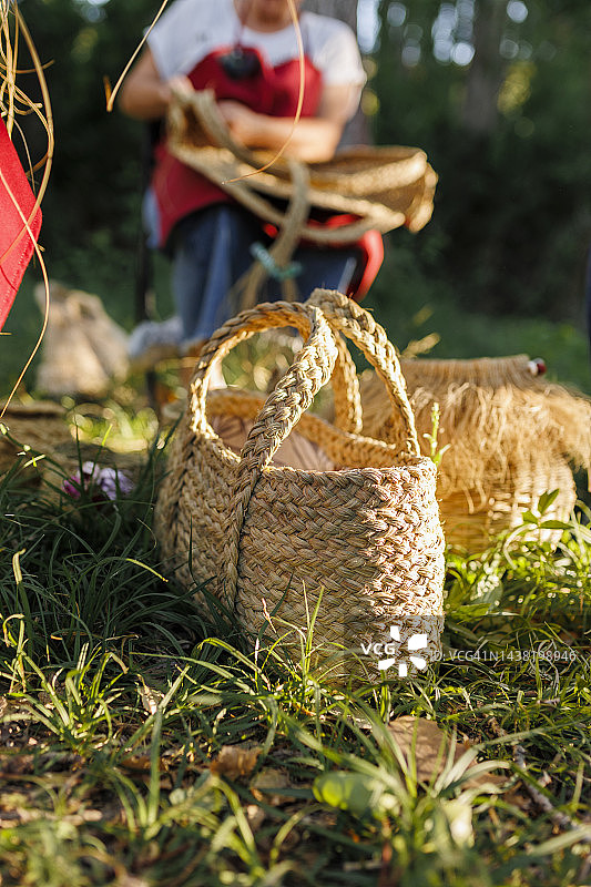 阳光明媚的草地上麻袋图片素材