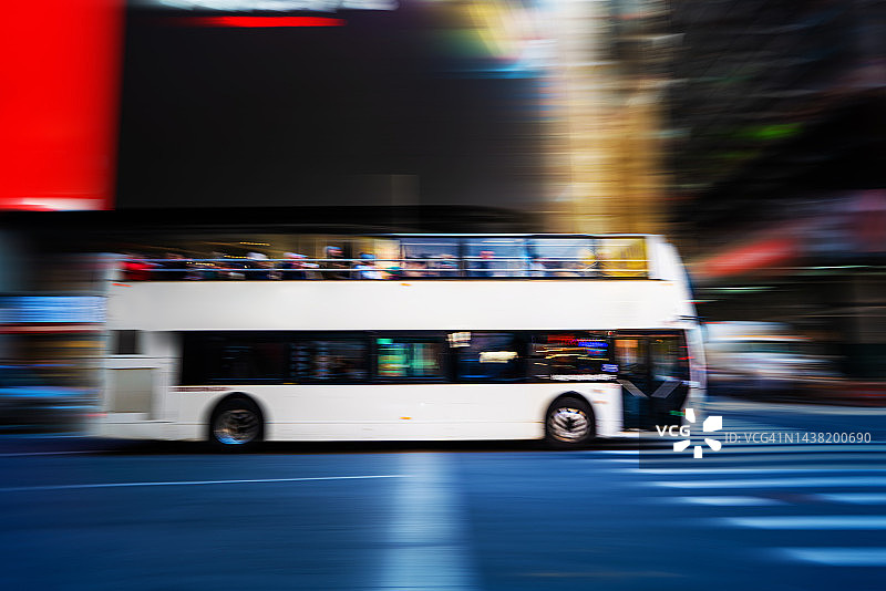 曼哈顿时代广场附近的白色双层观光巴士图片素材