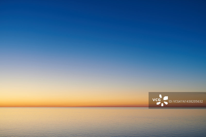 晴朗日落天空海景，自然渐变极简背景图片素材