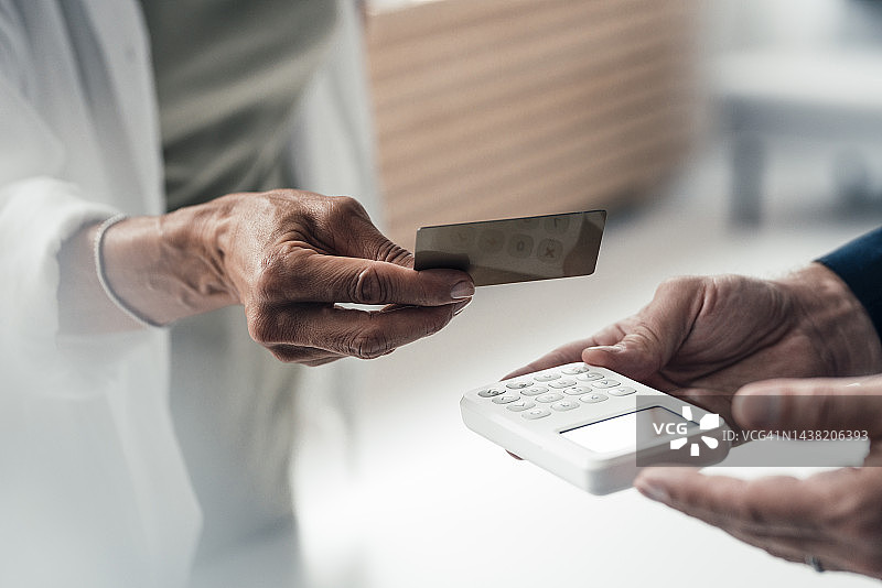 女人用信用卡支付图片素材