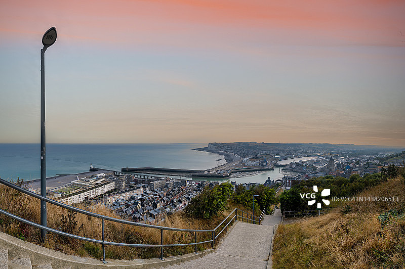 法国诺曼底勒特雷波尔山坡楼梯与海滨小镇图片素材