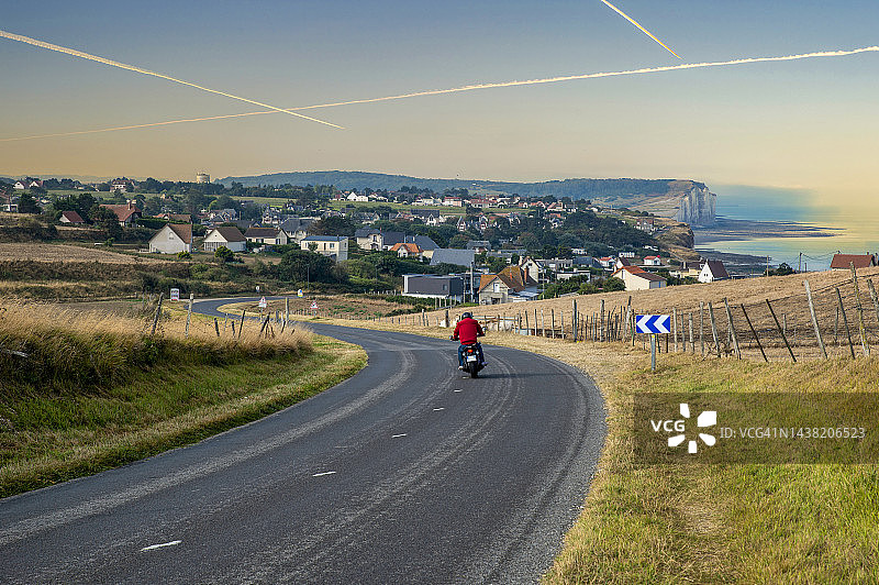 法国诺曼底克里埃尔滨海，摩托车行驶在乡间小路图片素材