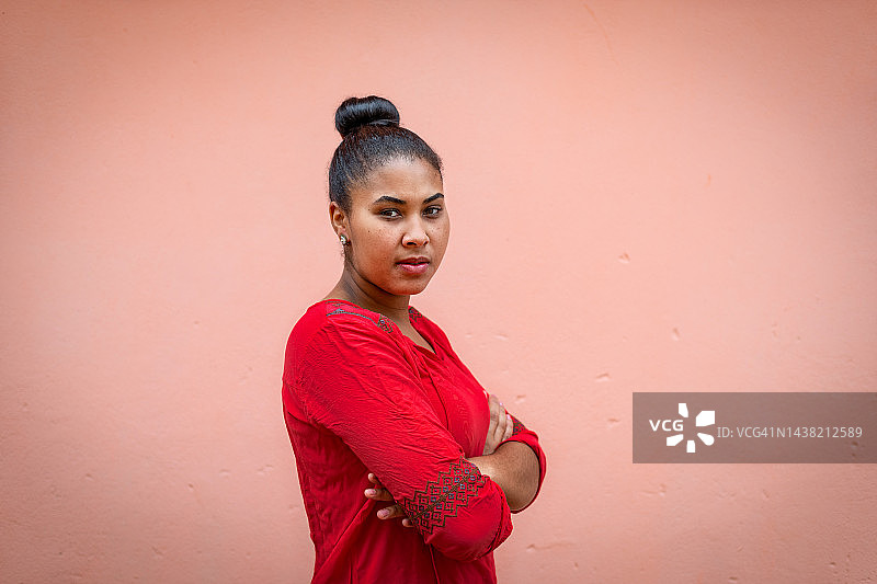 看向镜头的年轻漂亮黑人女性侧视图图片素材